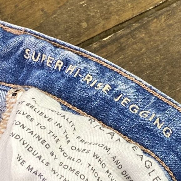 American Eagle Dream Jean Super Hi-Rise Jegging Distressed Sz. 2 Reg. 28" Inseam - Picture 4 of 8